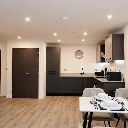 Centre - Free Parking & Gym Apartment